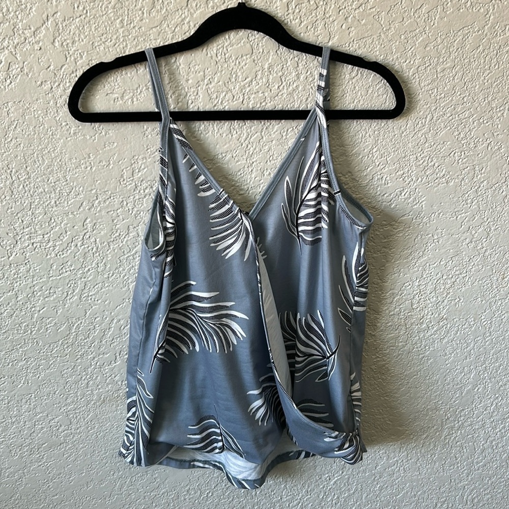 Medium tank top with leaf pattern